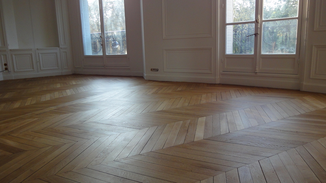 04_parquet_en_point_de_Hongrie_verni_en_phase_aqueuse_Paris_75019.jpg 